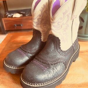 🤠 Ariat Women’s Cowboy Boots Sz 8.5 – Distressed Leather, Purple Stitching